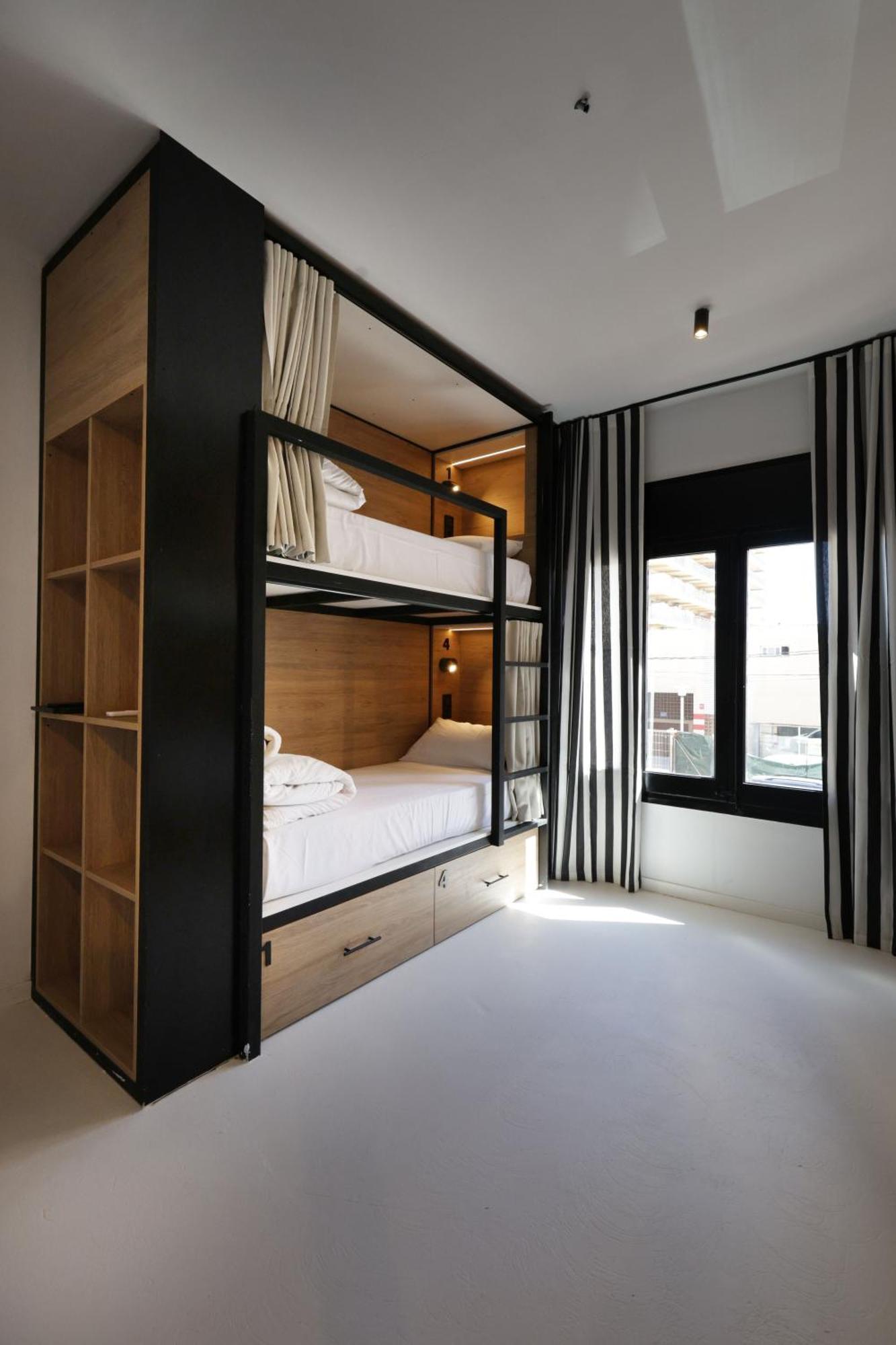 Black And White Hostel Palamos Luaran gambar