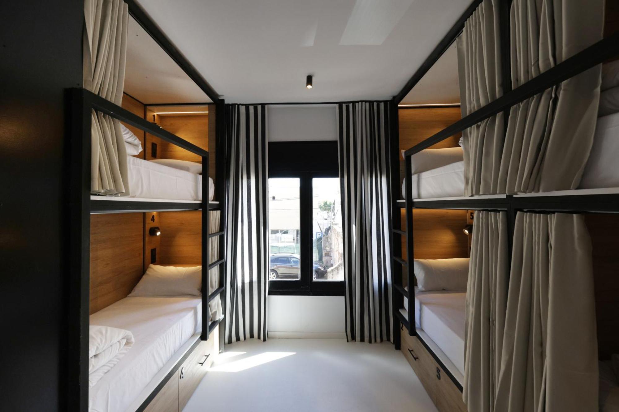Black And White Hostel Palamos Bilik gambar