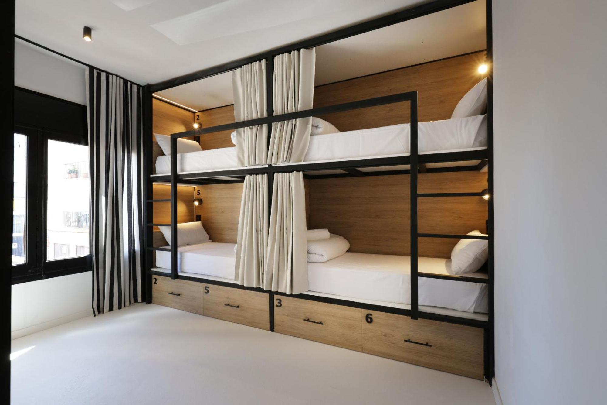 Black And White Hostel Palamos Luaran gambar