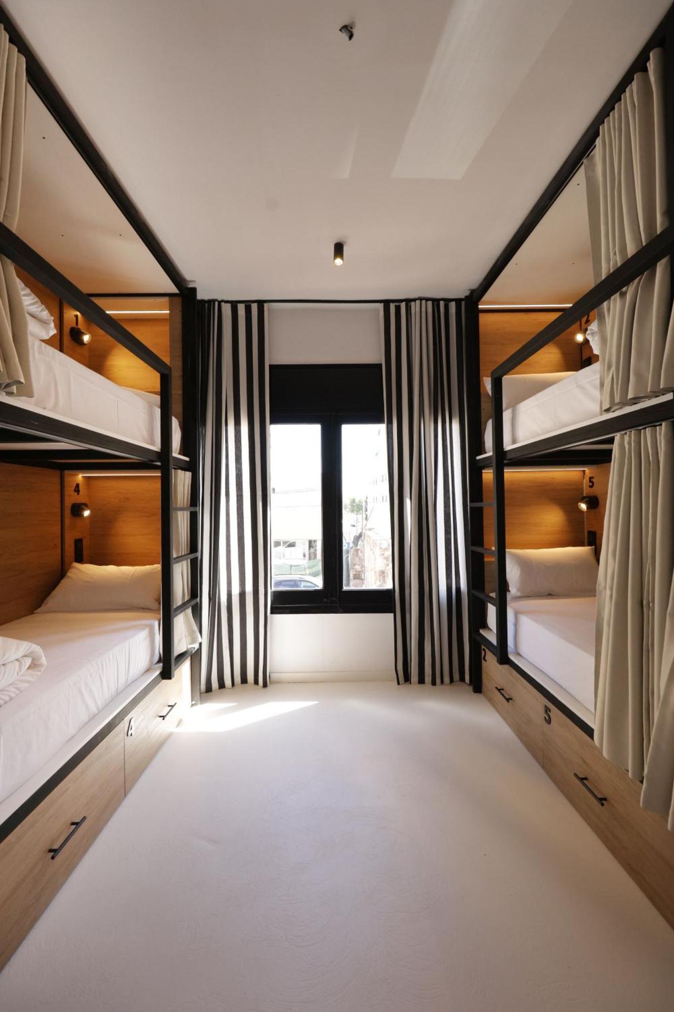 Black And White Hostel Palamos Luaran gambar