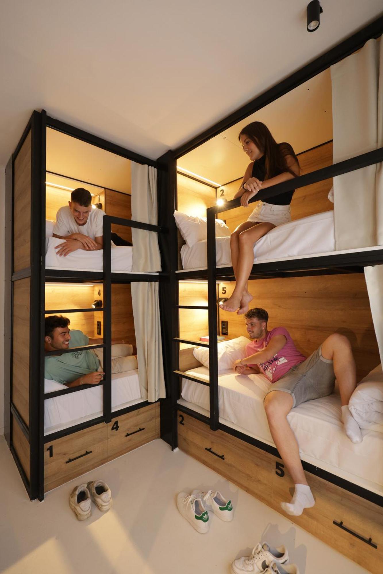 Black And White Hostel Palamos Luaran gambar