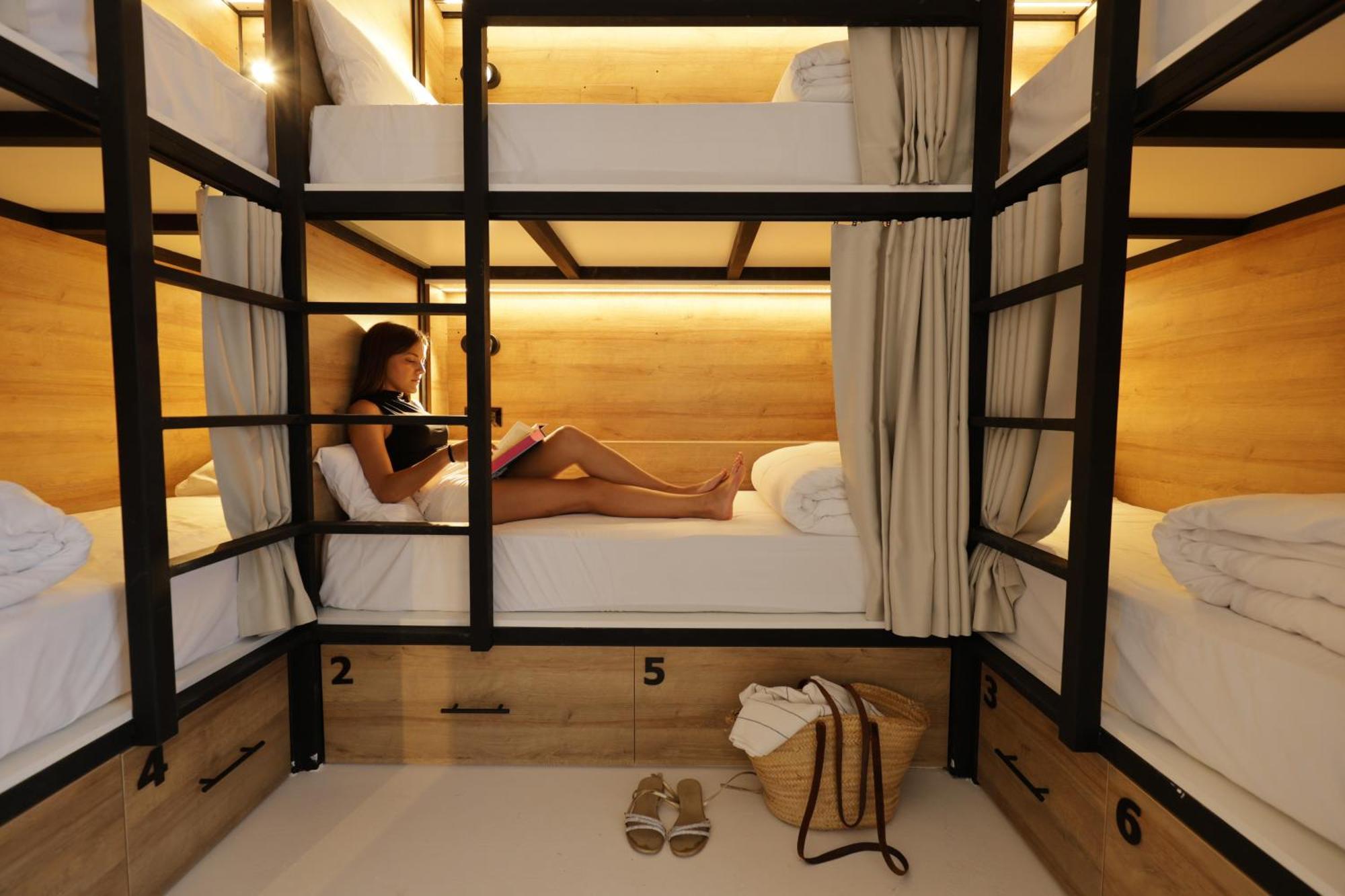 Black And White Hostel Palamos Luaran gambar